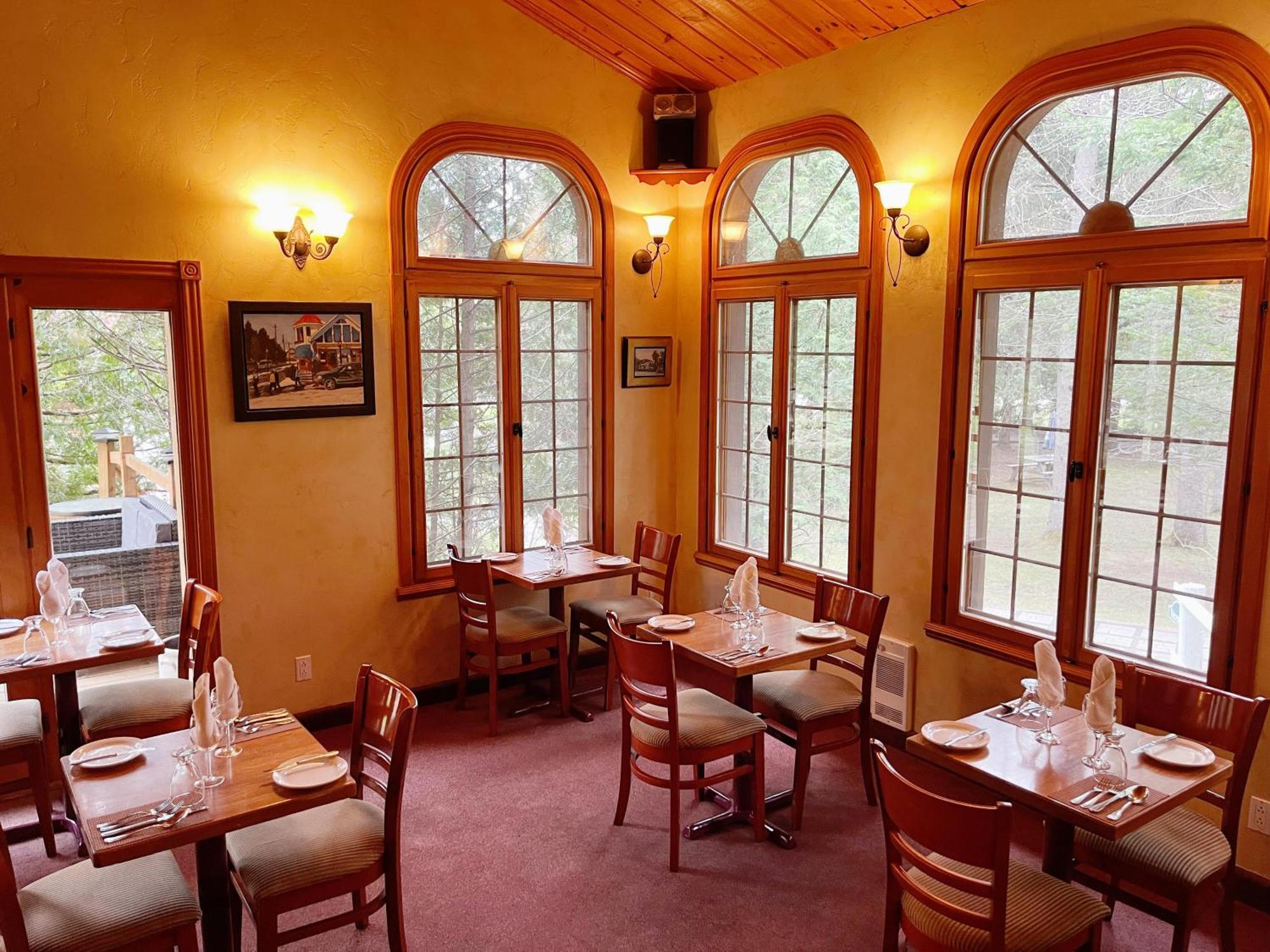 Auberge Alpine Inn Sainte-Adele Ngoại thất bức ảnh