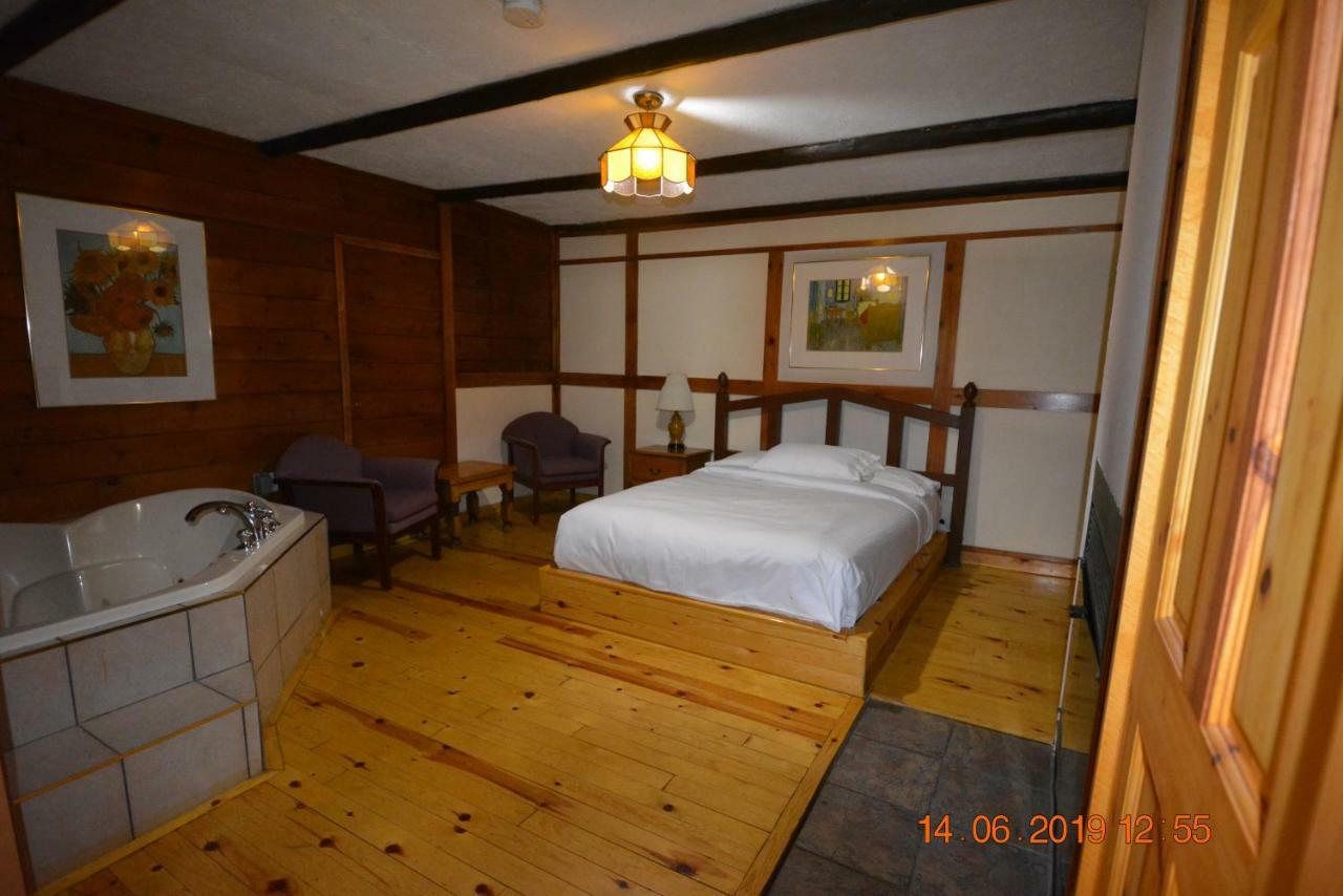 Auberge Alpine Inn Sainte-Adele Ngoại thất bức ảnh