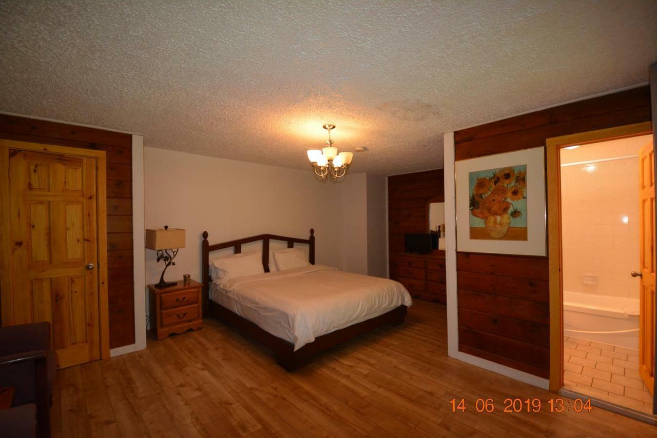 Auberge Alpine Inn Sainte-Adele Ngoại thất bức ảnh